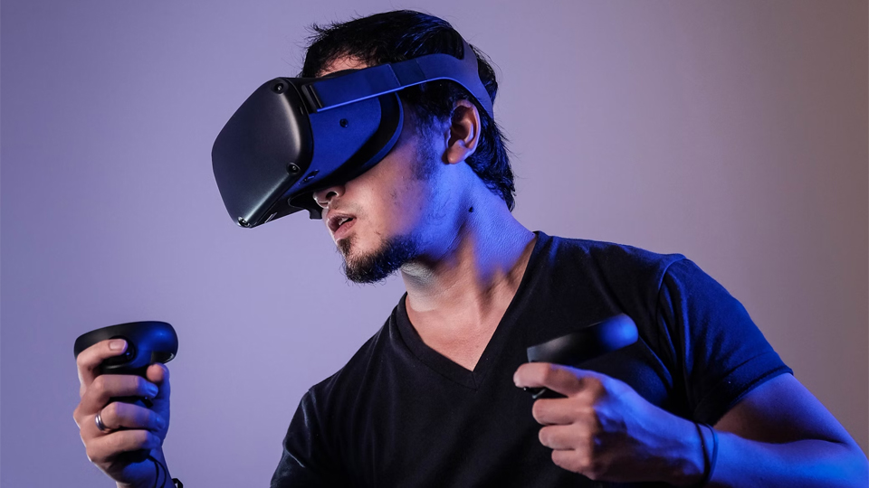 Человек в VR-шлеме